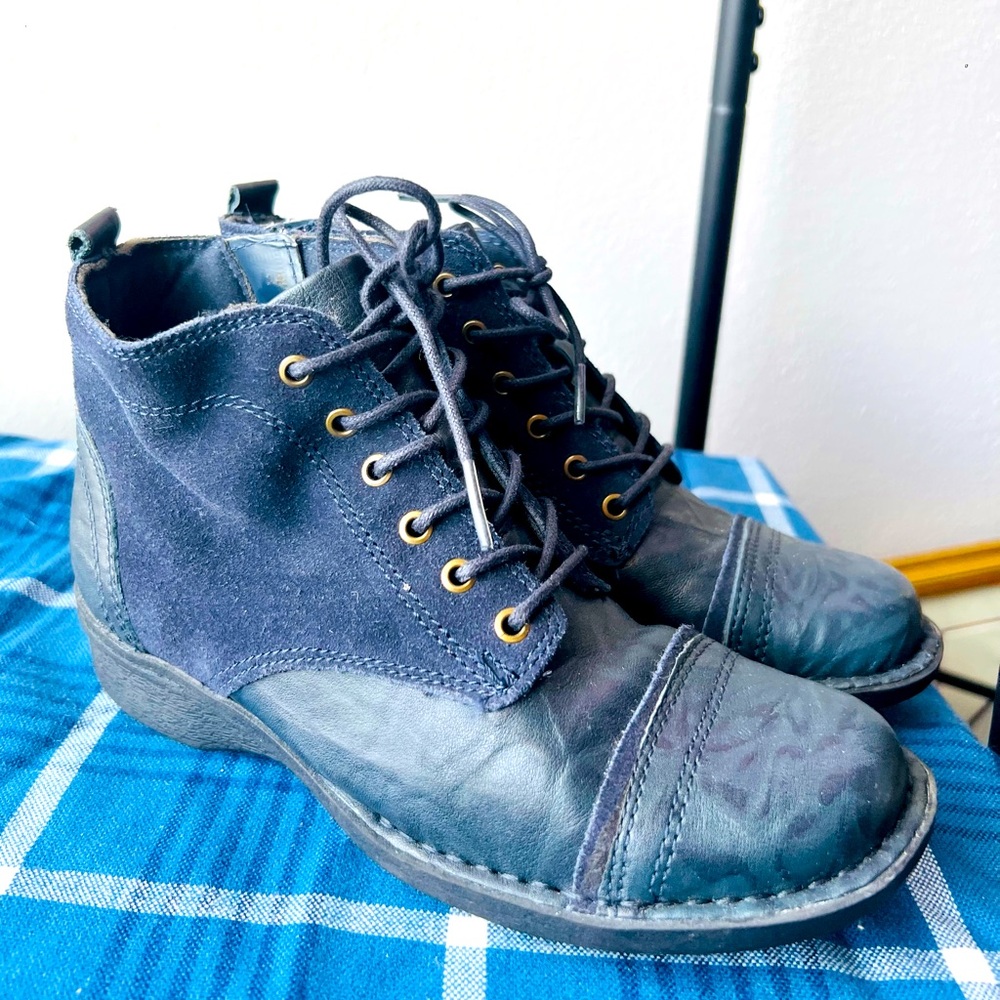 Clark’s navy blue leather suede comfortable ankle boots fall winter walking 5.5